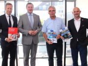 Wollen gemeinsam den Standort Solingen stärken und attraktivieren: v.li. Sebastian Greif, Generalbevollmächtigter der Stadt-Sparkasse Solingen, Oberbürgermeister Tim Kurzbach, Martin Lutz, Breitbandbeauftragter der Stadt Solingen und Frank Balkenhol, Geschäftsführer der Wirtschaftsförderung Solingen. (Foto: © B. Glumm)