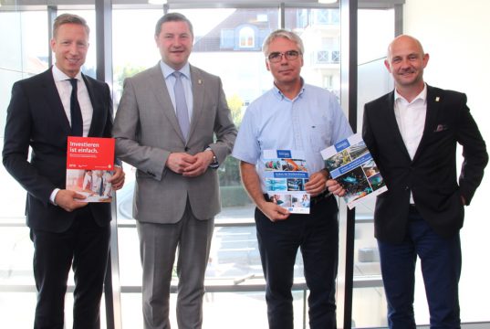 Wollen gemeinsam den Standort Solingen stärken und attraktivieren: v.li. Sebastian Greif, Generalbevollmächtigter der Stadt-Sparkasse Solingen, Oberbürgermeister Tim Kurzbach, Martin Lutz, Breitbandbeauftragter der Stadt Solingen und Frank Balkenhol, Geschäftsführer der Wirtschaftsförderung Solingen. (Foto: © B. Glumm)