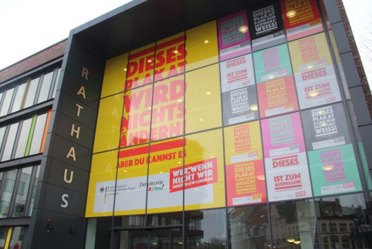 Unübersehbar am Rathaus werben 15 Plakate mit unterschliedlichen Slogans noch bis zum 1. Dezember für mehr gesellschaftliches. Engagement. (Foto: © B. Glumm)
