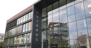 Stadt Solingen verhängt externen Einstellungsstopp bis Jahresende Das Rathaus am Walter-Scheel-Platz in der Solinger Innenstadt. (Foto: © Bastian Glumm)