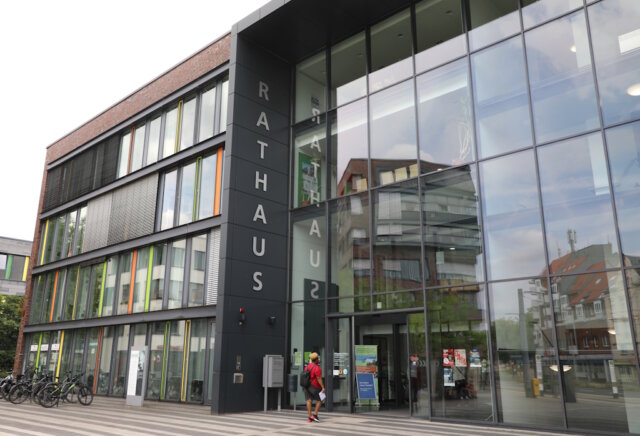 Das Rathaus am Walter-Scheel-Platz in der Solinger Innenstadt. (Foto: © Bastian Glumm)