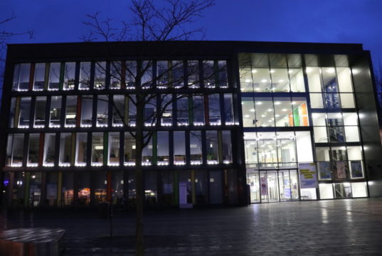 Am Freitagabend leuchteten 125 LED-Laternen in den Fenstern des Solinger Rathauses auf: ein Licht für jeden Solinger und jede Solingerin, die an der Viruserkrankung seit dem Beginn der Pandemie verstorben ist. (Foto: © Bastian Glumm)