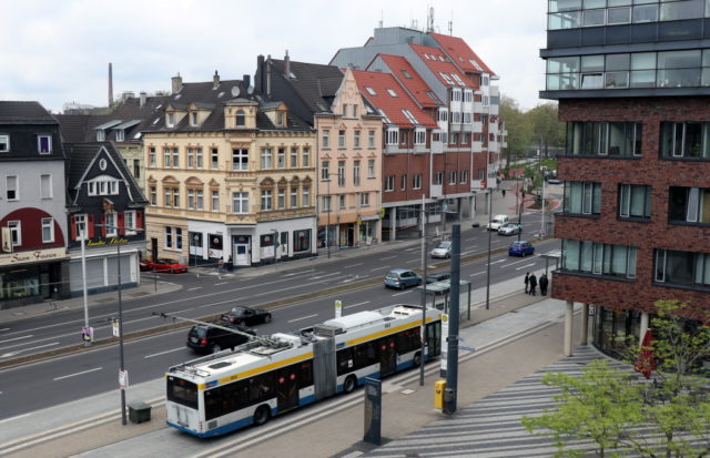 Die Konrad-Adenauer-Straße und der Walter-Scheel-Platz in der Solinger Innenstadt. (Foto: © Bastian Glumm)