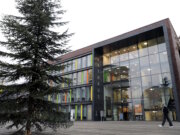 Ein elf Meter hoher Weihnachtsbaum schmückt jetzt den Walter-Scheel-Platz . Die Nordmanntanne aus dem Solinger Forst ersetzt den umstrittenen Stahlkranz. (Foto: © Bastian Glumm)