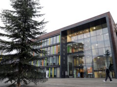 Solingen: Elf Meter hoher Weihnachtsbaum vor dem Rathaus steht Ein elf Meter hoher Weihnachtsbaum schmückt jetzt den Walter-Scheel-Platz . Die Nordmanntanne aus dem Solinger Forst ersetzt den umstrittenen Stahlkranz. (Foto: © Bastian Glumm)