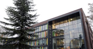 Solingen: Elf Meter hoher Weihnachtsbaum vor dem Rathaus steht Ein elf Meter hoher Weihnachtsbaum schmückt jetzt den Walter-Scheel-Platz . Die Nordmanntanne aus dem Solinger Forst ersetzt den umstrittenen Stahlkranz. (Foto: © Bastian Glumm)