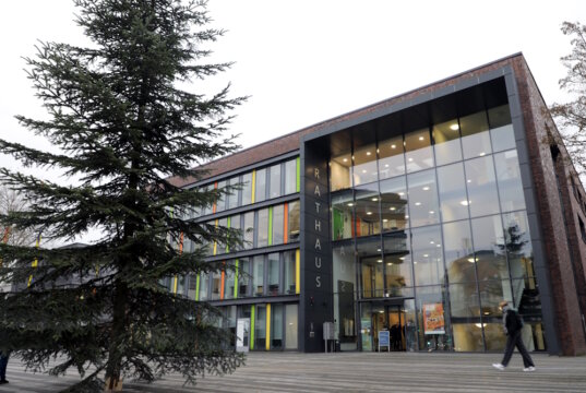 Ein elf Meter hoher Weihnachtsbaum schmückt jetzt den Walter-Scheel-Platz . Die Nordmanntanne aus dem Solinger Forst ersetzt den umstrittenen Stahlkranz. (Foto: © Bastian Glumm)