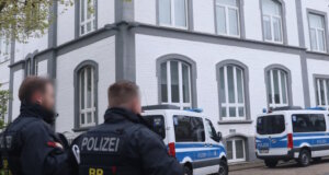 Am Mittwochmorgen durchsuchte die Polizei in Solingen Geschäfts- und Wohnräume. Es wird gegen eine Schleuserbande ermittelt. (Foto: © Tim Oelbermann)