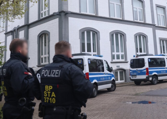 Am Mittwochmorgen durchsuchte die Polizei in Solingen Geschäfts- und Wohnräume. Es wird gegen eine Schleuserbande ermittelt. (Foto: © Tim Oelbermann)