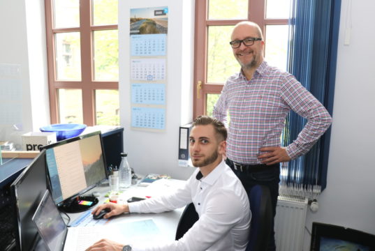 Dirk Rüttgers (re.) ist Geschäftsführer der Firma RCK Finanzmakler. Er bietet seinen Kunden Finanzdienstleistungen aus einer Hand. (Foto: © Bastian Glumm)