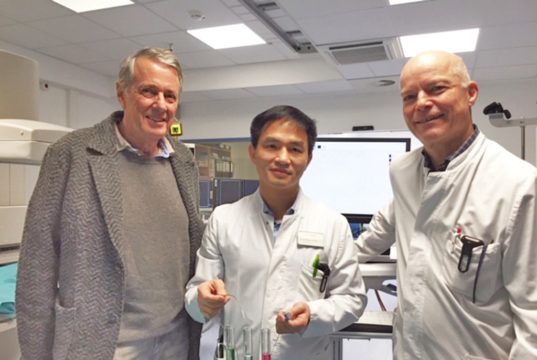 Fördervereins-Vorsitzender Dr. Teut-Achim Rust (li.) kam jetzt nicht mit leeren Händen in die Lukas-Klinik. Sehr zur Freude von Internist Dr. Gia Phuong Nguyen (mi.) und Chirurg Dr. Markus Meibert. (Foto: © Kplus Gruppe)