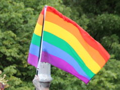 Zum Christopher-Street-Day (CSD) wird am kommenden Montag auch vor dem Solinger Rathaus wieder die Regenbogenflagge gehisst. (Archivfoto: © Bastian Glumm)