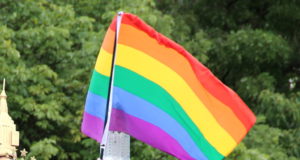 Zum Christopher-Street-Day (CSD) wird am kommenden Montag auch vor dem Solinger Rathaus wieder die Regenbogenflagge gehisst. (Archivfoto: © Bastian Glumm)