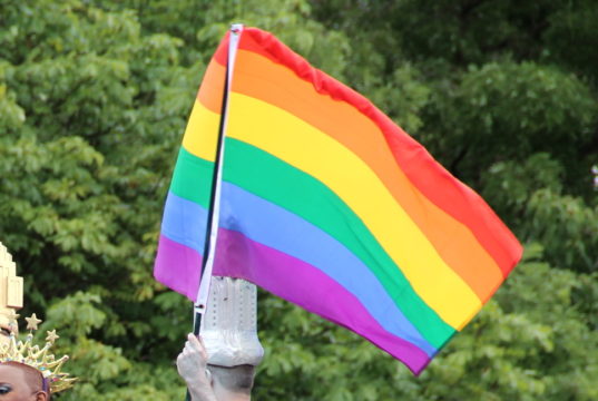 Zum Christopher-Street-Day (CSD) wird am kommenden Montag auch vor dem Solinger Rathaus wieder die Regenbogenflagge gehisst. (Archivfoto: © Bastian Glumm)
