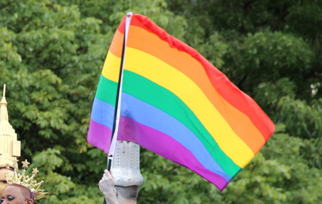 Zum Christopher-Street-Day (CSD) wird am kommenden Montag auch vor dem Solinger Rathaus wieder die Regenbogenflagge gehisst. (Archivfoto: © Bastian Glumm)