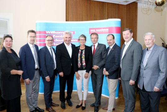 Kamen jetzt zur Regionalkonferenz des bergischen Handwerks in Wuppertal zusammen: v.li. Katja Heck, Geschäftsführerin Operativ der Agentur für Arbeit Solingen-Wuppertal, Lambert Koch, Rektor der Bergischen Uni Wuppertal, Andreas Mucke, Oberbürgermeister Wuppertal, Landeswirtschaftsminister Prof. Dr. Andreas Pinkwart, Jutta Monscheuer, Unternehmerfrauen im Handwerk, Andreas Ehlert, Präsident Handwerkskammer Düsseldorf, Kreishandwerksmeister Solingen-Wuppertal, Arnd Krüger, Tim Kurzbach, Oberbürgermeister Solingen und Kreishandwerksmeister der KH Remscheid, Hans-Jürgen Althaus. (Foto: © Bastian Glumm)
