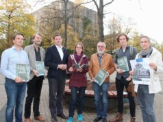 Laden zu den Gedenkveranstaltungen am 8. und am 9. November in Solingen ein: v.li. Ulrich Nachtkamp, Schulleiter des Gymnasiums Schwertstraße, Stadtarchivar Ralf Rogge, Oberbürgermeister Tim Kurzbach, Daniela Tobias vom Unterstützerkreis Stolpersteine, Norbert Schmelzer vom Bündnis für Toleranz und Zivilcourage, Finn Grimsehl-Schmitz vom Jugendstadtrat und Michael Roden von der Stadt Solingen. (Foto: © Bastian Glumm)