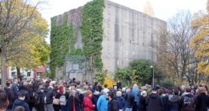 Am 9. November wird auf dem Hof des Gymnasiums Schwertstraße der Opfer der Reichsprogromnacht gedacht. Dort, wo bis zur Pogromnacht die Solinger Snagoge stand, errichteten die Nationalsozialisten einen Hochbunker. (Archivfoto: © Bastian Glumm)