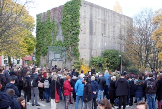Am 9. November wird auf dem Hof des Gymnasiums Schwertstraße der Opfer der Reichsprogromnacht gedacht. Dort, wo bis zur Pogromnacht die Solinger Snagoge stand, errichteten die Nationalsozialisten einen Hochbunker. (Archivfoto: © Bastian Glumm)