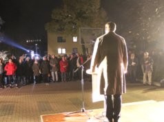 Bereits am Donnerstagabend wurde auf dem Schulhof des Gymnasiums Schwertstraße der 1938 zerstörten Synagoge im Rahmen einer Kunstaktion gedacht. (Foto: © Bastian Glumm)