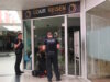 Am Donnerstag durchsuchte die Polizei ein Reisebüro im Bachtor Centrum in der Solinger Innenstadt. Der 50-jährige Betreiber soll Kunden um ihr Geld gebracht haben. (Foto: © Tim Oelbermann)