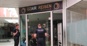 Am Donnerstag durchsuchte die Polizei ein Reisebüro im Bachtor Centrum in der Solinger Innenstadt. Der 50-jährige Betreiber soll Kunden um ihr Geld gebracht haben. (Foto: © Tim Oelbermann)