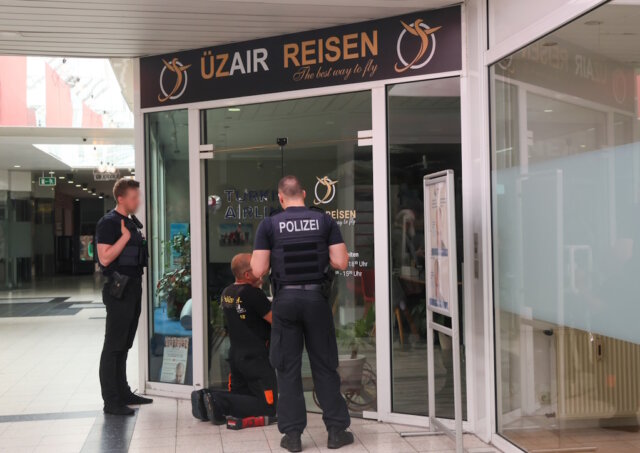 Am Donnerstag durchsuchte die Polizei ein Reisebüro im Bachtor Centrum in der Solinger Innenstadt. Der 50-jährige Betreiber soll Kunden um ihr Geld gebracht haben. (Foto: © Tim Oelbermann)