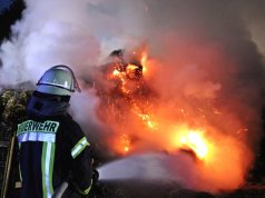 An der Hofschaft Birgden I in Remscheid brannten gestern 90 Heuballen in voller Ausdehnung. Die Polizei konnte zwei Verdächtige festnehmen. (Foto: © Tim Oelbermann)