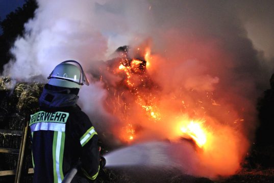 An der Hofschaft Birgden I in Remscheid brannten gestern 90 Heuballen in voller Ausdehnung. Die Polizei konnte zwei Verdächtige festnehmen. (Foto: © Tim Oelbermann)