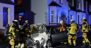 Am Montagabend geriet auf der Remscheider Straße aus bislang ungeklärter Ursache gegen 21 Uhr ein geparkter PKW in Flammen. (Foto: © Tim Oelbermann)
