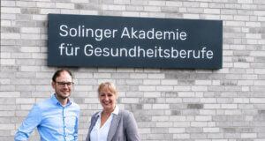 Neue Leitung für Solingens Rettungsdienstschule Thorben Kriege, neuer Leiter der Rettungsdienstschule, gemeinsam mit SAG-Geschäftsführerin Susanne Wiechmann. (Foto: © SAG)