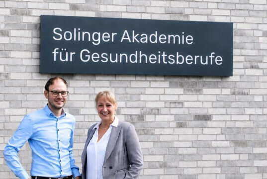 Thorben Kriege, neuer Leiter der Rettungsdienstschule, gemeinsam mit SAG-Geschäftsführerin Susanne Wiechmann. (Foto: © SAG)
