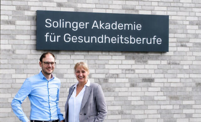 rettungsdienstschule-sag-klinikum Thorben Kriege, neuer Leiter der Rettungsdienstschule, gemeinsam mit SAG-Geschäftsführerin Susanne Wiechmann. (Foto: © SAG)