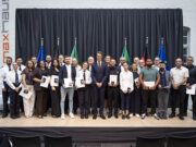 Sechs Solinger mit Rettungsmedaille des Landes NRW ausgezeichnet Ministerpräsident Hendrik Wüst (mi.) zeichnete in Düsseldorf insgesamt 25 Menschen mit der Rettungsmedaille des Landes Nordrhein-Westfalen aus. Unter den Geehrten waren auch sechs Solinger, die nach dem Terroranschlag auf dem Fronhof am 23. August 2024 Verletzten geholfen und so zur Rettung von Menschenleben beigetragen hatten. (Foto: © Land NRW / Ralph Sondermann)