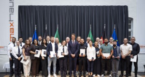 Sechs Solinger mit Rettungsmedaille des Landes NRW ausgezeichnet Ministerpräsident Hendrik Wüst (mi.) zeichnete in Düsseldorf insgesamt 25 Menschen mit der Rettungsmedaille des Landes Nordrhein-Westfalen aus. Unter den Geehrten waren auch sechs Solinger, die nach dem Terroranschlag auf dem Fronhof am 23. August 2024 Verletzten geholfen und so zur Rettung von Menschenleben beigetragen hatten. (Foto: © Land NRW / Ralph Sondermann)