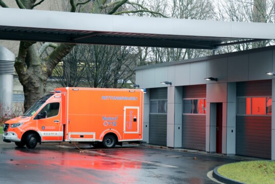Ein RTW des Solinger Rettungsdienstes an der Wache am Klinikum. (Archivfoto: © Bastian Glumm)