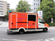 Rettungswagen der Berufsfeuerwehr Solingen auf dem Weg zum Städtischen Klinikum. (Archivfoto: © Bastian Glumm)