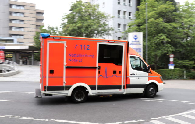 Rettungswagen der Berufsfeuerwehr Solingen auf dem Weg zum Städtischen Klinikum. (Archivfoto: © Bastian Glumm)