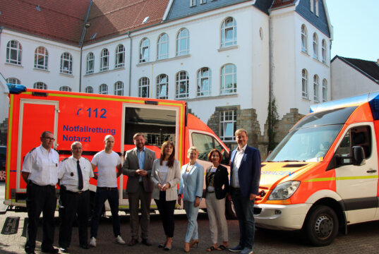 У середу дві машини швидкої допомоги від пожежної бригади Золінгена були передані Україні та місту-побратиму Тієс у Сенегалі. (Foto: © Sandra Grünwald)