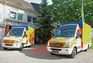 Виведені з експлуатації в Золінгені, дві машини швидкої допомоги рятуватимуть життя в Україні та Сенегалі. (Foto: © Sandra Grünwald)