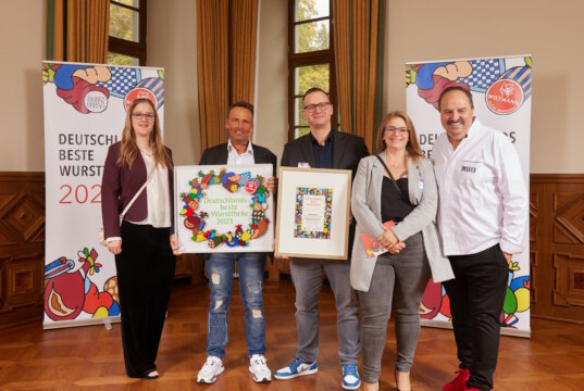 REWE Rahmati hat „Deutschlands beste Wursttheke“. Das Thekenteam: v.li. Larissa Keller, Sascha Rehmann, Marc Schmitz und Nicole Schulz mit Jurymitglied Johann Lafer. (Foto: © Moritz Brilo)