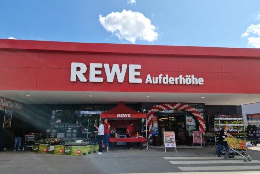 Der modernisierte REWE-Markt an der Friedenstraße in Aufderhöhe hat wieder seine Pforten geöffnet. (Foto: © Bastian Glumm)
