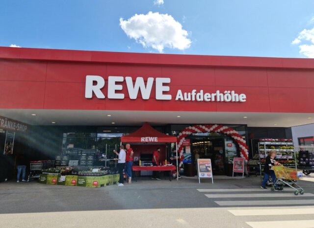 Der modernisierte REWE-Markt an der Friedenstraße in Aufderhöhe hat wieder seine Pforten geöffnet. (Foto: © Bastian Glumm)