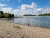 Die Rheinpromenade in Monheim am Rhein ist ein beliebtes Ziel für Spaziergänger, Radfahrer und Naturfreunde. (Foto: © Bastian Glumm)