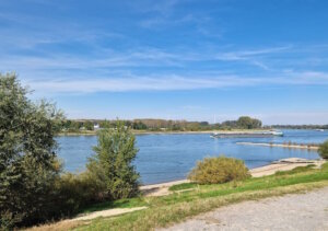 Klare Empfehlung: Eine Auszeit am Rhein in Monheim und ein Spaziergang durch die Natur. (Foto: © Bastian Glumm)