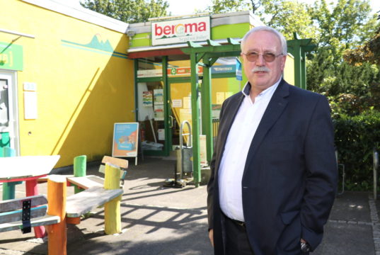 Richard Schmidt (SPD) in "seiner" Hasseldelle. Das Quartier lag ihm als Bezirksbürgermeister am Herzen, für den Rat kandidiert im dortigen Wahlkreis. (Foto: © Bastian Glumm)