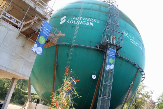 Es geht voran beim Ohligser Galileum. Der Turm neben dem ehemaligen Kugelgasbehälter ist im Rohbau fertig. (Foto: © B. Glumm)