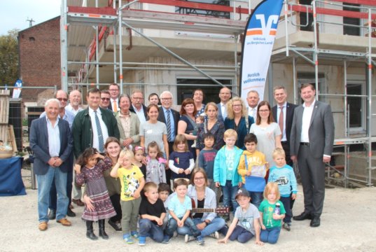 Am Montag feierte die Volksbank-Kita Hansastraße in Ohligs Richtfest. Eröffnung ist für das kommende Frühjahr geplant. (Foto: © Bastian Glumm)