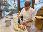 Die „Nuda e Cruda“ im Anticus: Vor dem Servieren wird der Teig mit frischen Zutaten wie Büffelmozzarella, Rucola und Prosciutto belegt – ein kreativer Mix aus klassischer Pizza und gefüllter Focaccia. (Foto: © Bastian Glumm)