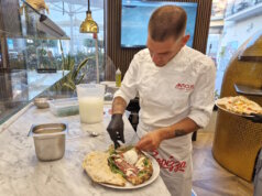 Die „Nuda e Cruda“ im Anticus: Vor dem Servieren wird der Teig mit frischen Zutaten wie Büffelmozzarella, Rucola und Prosciutto belegt – ein kreativer Mix aus klassischer Pizza und gefüllter Focaccia. (Foto: © Bastian Glumm)